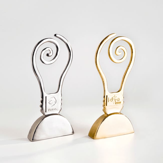 Fabrication d'un trophée sur mesure en forme d'ampoule