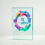 Trophée en verre rectangle avec logo couleurs – BI