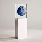 Trophée verre - Totem avec décor en résine bleue