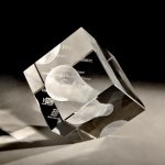 Trophée en verre gravé cube + gravure 3D