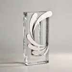 Trophée en verre - Maillon avec logo en métal