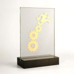 Trophée verre avec découpe logo en métal