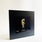trophee design avec plaque noir et or