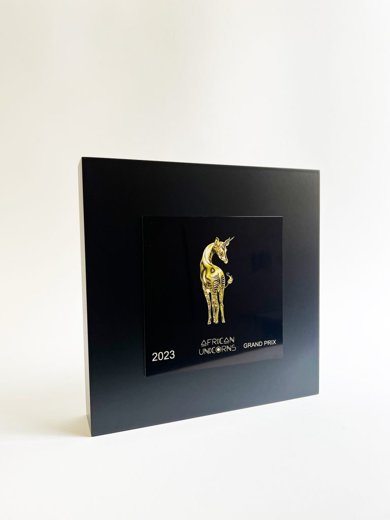 trophee design avec plaque noir et or
