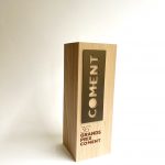 trophee en bois personnalise avec gravure et plaque ajouree