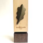 trophee en bois sur mesure avec feuille en bronze