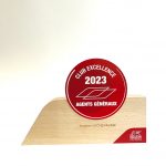 trophee en bois sur mesure avec logo rond