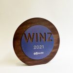 trophee en bois wengue personnalise avec plaque en decoupe